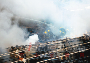 　　消防戰士奮力滅火