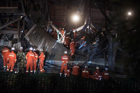 昆明工地坍塌事故已致2人死亡 相關責任人被警方控制