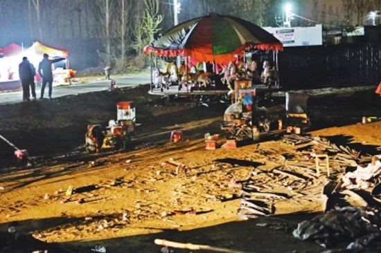 旋風將蹦床和孩子一起吹走,現場一片狼藉