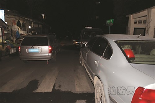 昨晚火情發(fā)生后,仍可看到小區(qū)道路兩旁停滿了私家車。