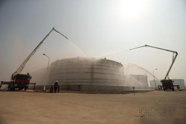 31日,河北消防總隊(duì)在唐山曹妃甸工業(yè)區(qū)對百萬噸級原油儲備庫舉行滅火救援實(shí)戰(zhàn)拉動演練。圖為演練現(xiàn)場。