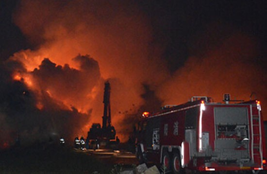 岳陽消防撲救蘆葦堆垛火災