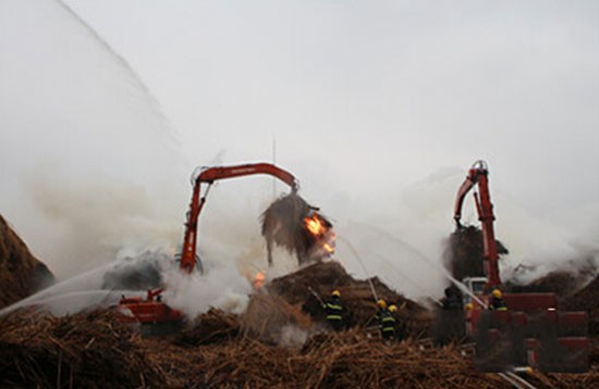 岳陽消防撲救蘆葦堆垛火災